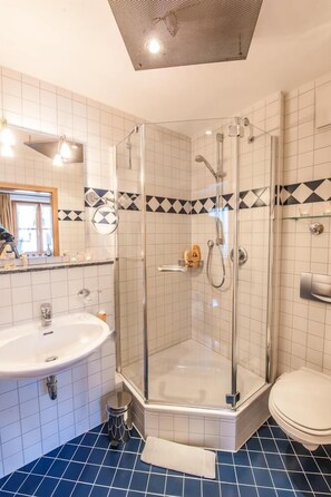 Studio (6) | Kylpyhuone | Suihku, hiustenkuivaaja, pyyhkeet, vessapaperi