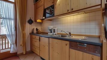 Apartemen, 2 kamar tidur (5) | Dapur pribadi | Lemari es, microwave, kompor, dan mesin pencuci piring