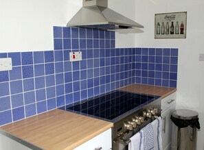 Full-size fridge, microwave, oven, stovetop - Kirklands Cottages (Melrose)