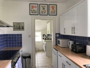 Frigorífic gran, microones, forn i placa de cuina