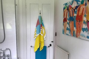 Combined shower/bathtub, hair dryer, towels