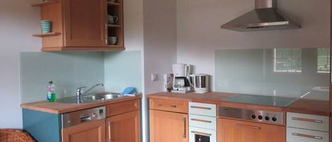 Een koelkast, een oven, een kookplaat, een vaatwasser