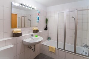 Baignoire, sèche-cheveux, serviettes fournies