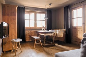 TV, table tennis - (5) Zwei-Raum-Ferienwohnung 38qm, Dusche/WC, Küche und Balkon (Reit im Winkl)