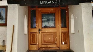 A wooden door with the sign "EINGANG 2" above it. - Ferienwohnung "Beste Laune" (Reit im Winkl)