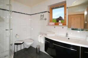 Dusj, hårføner og håndklær