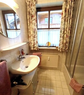 Douche, sèche-cheveux, serviettes fournies