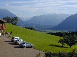 Property grounds - Vacation apartment Untersberg 65 sqm, 2 bedrooms, eat-in kitchen, balcony (Piding)