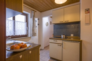 Kühlschrank, Mikrowelle, Herdplatte, Wasserkocher mit Kaffee-/Teezubehör