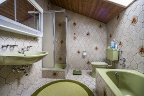 Badewanne, Haartrockner, Handtücher