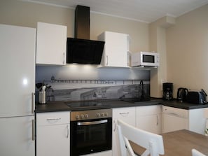 Kühlschrank, Mikrowelle, Ofen, Geschirrspüler