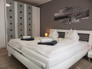 2 Schlafzimmer, Reisekinderbett, Bettwäsche