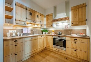 Fridge, microwave, oven, stovetop - Ferienwohnung "Heuboden", 100 qm Obergeschoss, 2 separate Schlafzimmer (Höslwang)