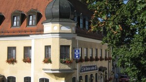 Rakennuksessa on kyltti, jossa lukee: ”Hotel zur Post”.