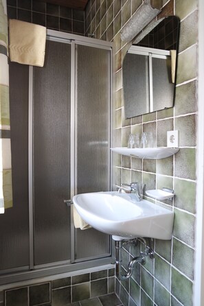 Een douche, een haardroger, handdoeken