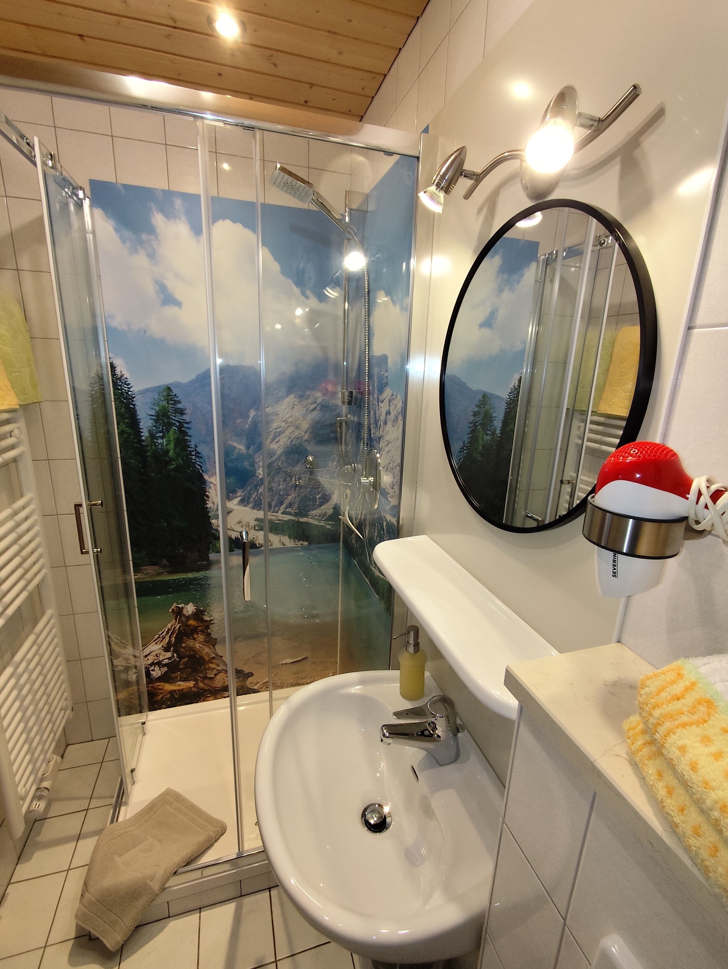 Een douche, een haardroger, handdoeken