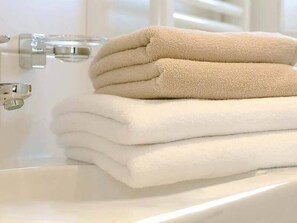 Baignoire, sèche-cheveux, serviettes fournies