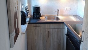 Kaffetrakter/tekoker, kjøleskap, ovn og kokeplater