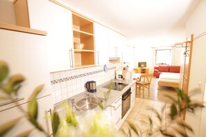 Refrigerador, microondas, parrilla de estufa y cafetera y tetera 