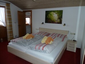 2 bedrooms, internet, bed sheets