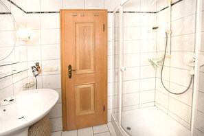 シャワー、ヘアドライヤー、ビデ、タオル