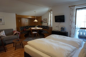 1 bedroom, internet, bed sheets - (08) Ein-Raum-Ferienwohnung 33qm, Dusche/WC, Koschnische, Balkon (Reit im Winkl)