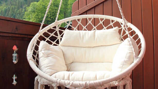 A white hanging chair with cushions, set against a wooden deck with a mountainous backdrop. - (08) Ein-Raum-Ferienwohnung 33qm, Dusche/WC, Koschnische, Balkon (Reit im Winkl)