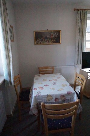 Dining - Vacation apartment Westernberg 38sqm, balcony, 1bedroom, bed-sitting room, WLAN (Ruhpolding)