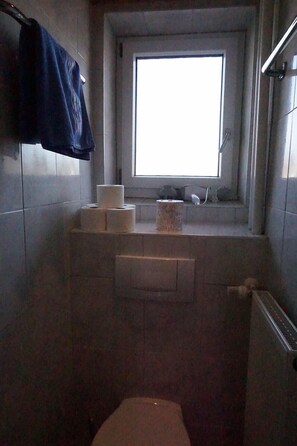 Douche, sèche-cheveux, serviettes fournies