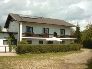 Exterior - Apartment 2a - south-facing balcony with mountain view, 50 sqm (Gstadt am Chiemsee)