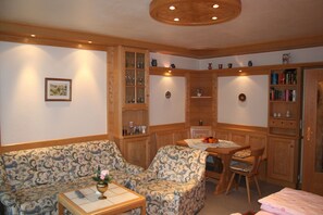 Dining - Apartment 44 sqm for 1-2 persons with balcony and mountain view (Bad Reichenhall)