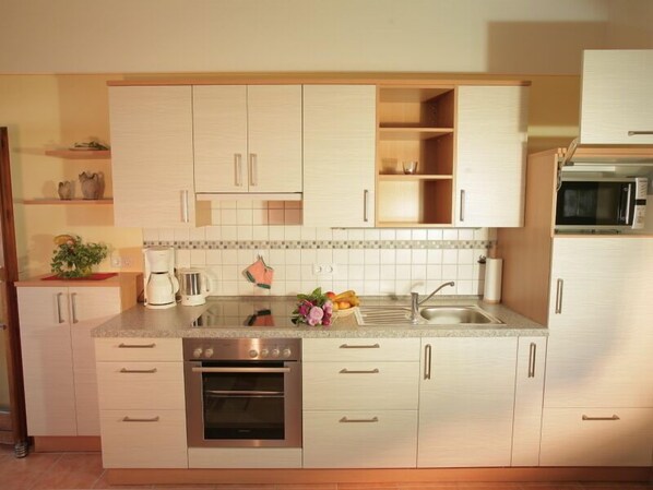 Kühlschrank, Mikrowelle, Herdplatte, Wasserkocher mit Kaffee-/Teezubehör