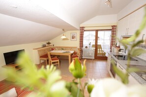 Jääkaappi, mikroaaltouuni, liesi, kahvin-/teenkeitin