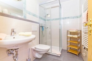 Dusche, Haartrockner, Handtücher