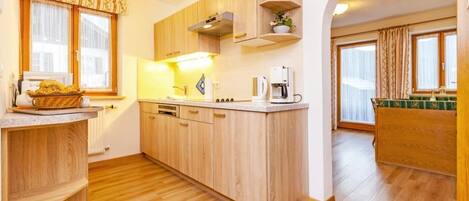 Frigorífic, microones, placa de cuina i rentaplats