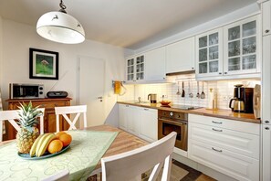 Kylskåp, mikrovågsugn, ugn och spishäll