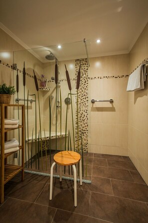 Een douche, een haardroger, handdoeken