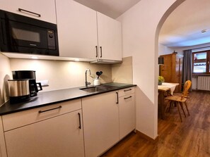 Kühlschrank, Mikrowelle, Herdplatte, Geschirrspüler