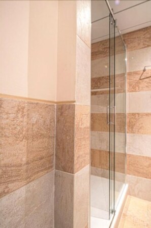Habitación estándar doble | Ducha del cuarto de baño