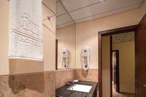 Chambre Double Standard | Salle de bain | Douche, articles de toilette gratuits, sèche-cheveux, bidet