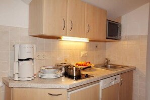 Kühlschrank, Mikrowelle, Geschirrspüler, Hochstuhl