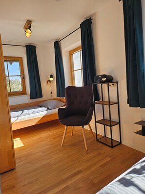 2 bedrooms, bed sheets - holiday flat (Gstadt am Chiemsee)