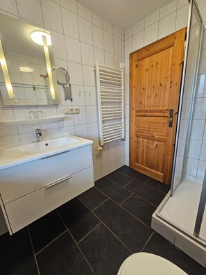 Shower, hair dryer, towels - holiday flat (Gstadt am Chiemsee)