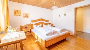 2 عدّة غرف نوم وخدمة الإنترنت وملاءات أسرّة