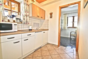 Køleskab, mikrobølgeovn, kogeplade, kaffe-/temaskine