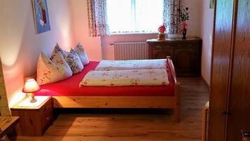 2 bedrooms, internet, bed sheets