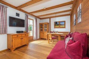 TV, DVD player - Komfortable Ferienwohnung - Geigelstein, 45 m², Balkon, TV und separates Schlafzimmer (Reit im Winkl)