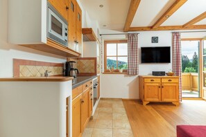 Fridge, microwave, oven, stovetop - Komfortable Ferienwohnung - Geigelstein, 45 m², Balkon, TV und separates Schlafzimmer (Reit im Winkl)