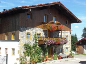 Exterior - Ferienwohnung EG, 50 m², separates Schlafzimmer 2 Pers., Du/WC, Liegewiese (Teisendorf)