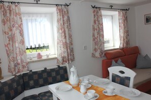 Dining - Ferienwohnung EG, 50 m², separates Schlafzimmer 2 Pers., Du/WC, Liegewiese (Teisendorf)